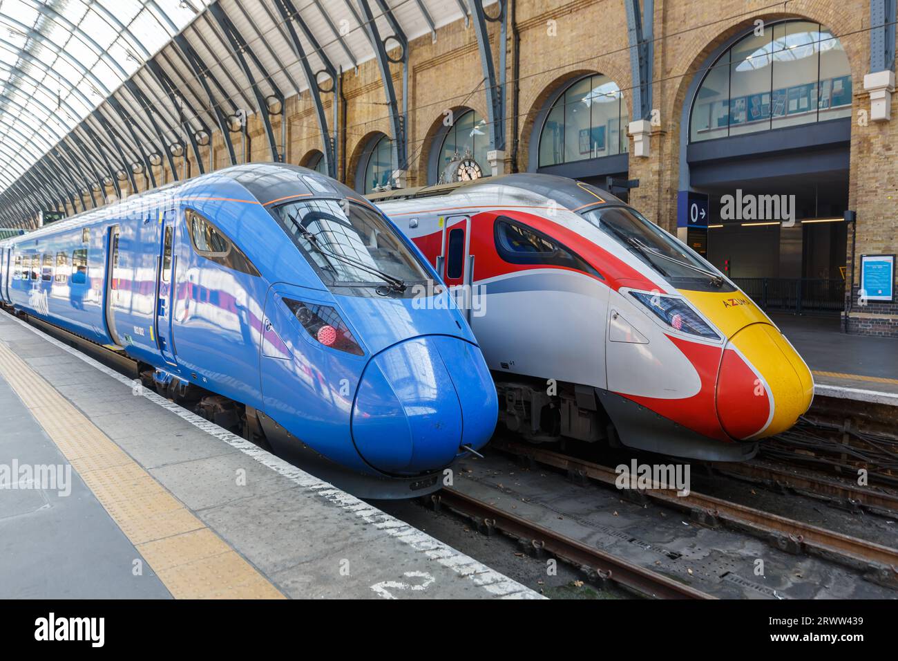 Londra, Regno Unito - 29 aprile 2023: Treni ad alta velocità Azuma della London North Eastern Railway LNER e Lumo del FirstGroup presso la stazione ferroviaria King's Cross Foto Stock