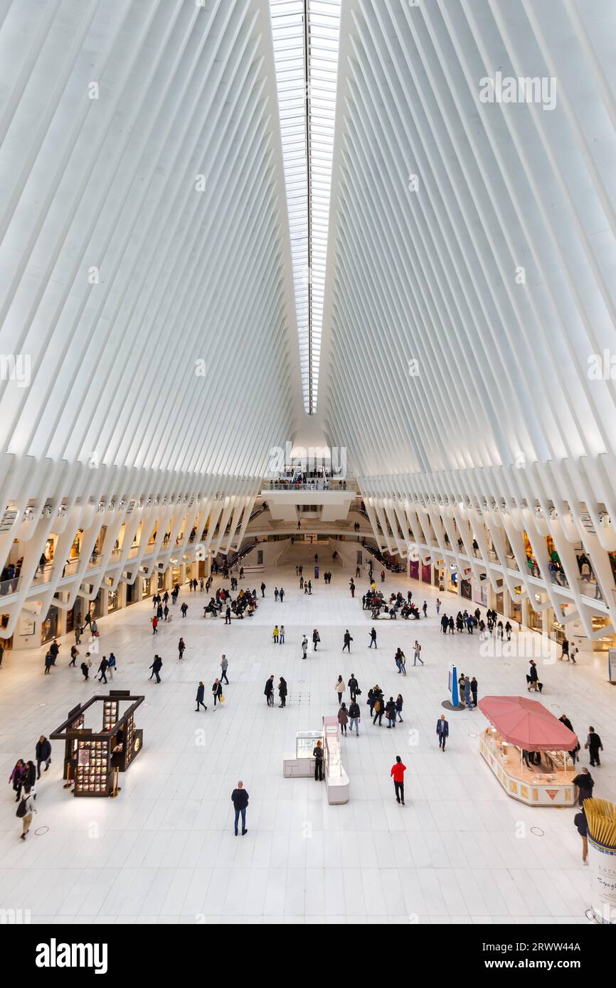 New York City, Stati Uniti - 30 aprile 2023: World Trade Center Transportation Hub WTC PATH, stazione ferroviaria Oculus Modern Architecture by Santiago Cal Foto Stock New York City, Stati Uniti - 30 aprile 2023: World Trade Center Transportation Hub WTC PATH, stazione ferroviaria Oculus Modern Architecture by Santiago Cal Foto Stock