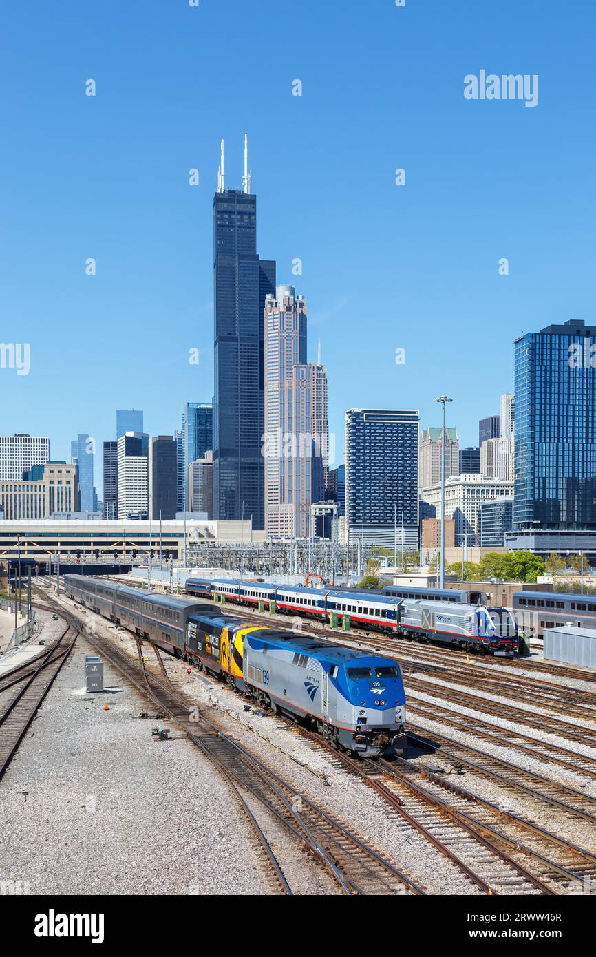 Chicago, Stati Uniti - 3 maggio 2023: Skyline con Amtrak Southwest Chief treno ferroviario passeggeri vicino alla Union Station di Chicago, Stati Uniti. Foto Stock