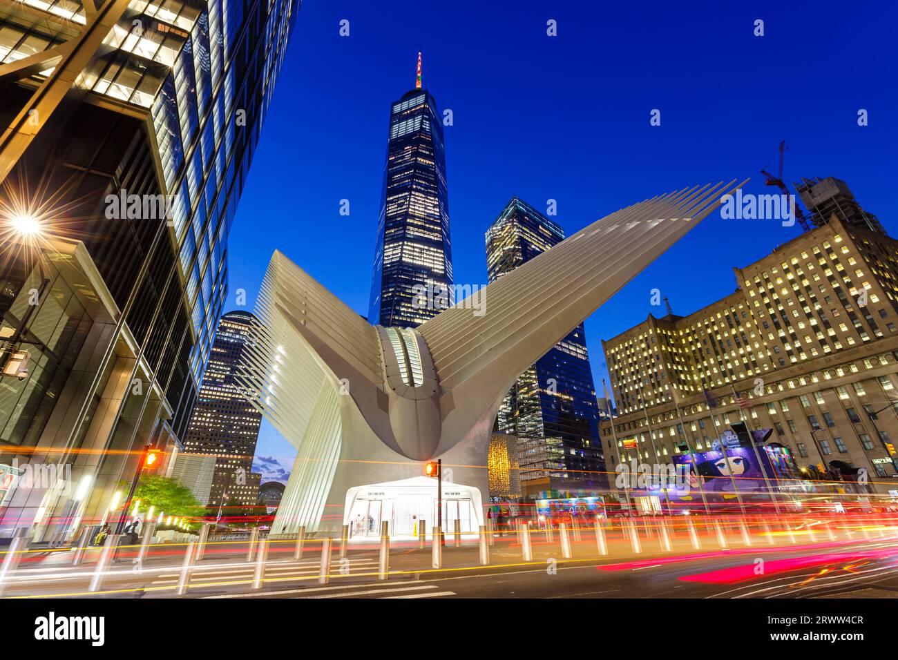 New York City, Stati Uniti - 11 maggio 2023: One World Trade Center Transportation Hub stazione ferroviaria WTC PATH Oculus architettura moderna di Santiago C. Foto Stock New York City, Stati Uniti - 11 maggio 2023: One World Trade Center Transportation Hub stazione ferroviaria WTC PATH Oculus architettura moderna di Santiago C. Foto Stock