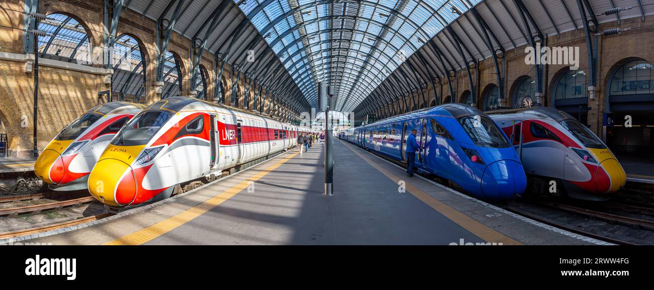 Londra, Regno Unito - 29 aprile 2023: Treni ad alta velocità Azuma della London North Eastern Railway LNER e Lumo del FirstGroup presso la stazione ferroviaria King's Cross Foto Stock