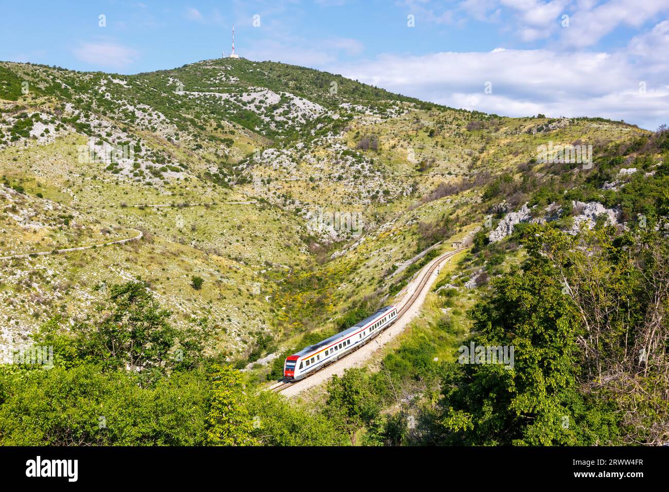 Plano, Croazia - 31 maggio 2023: Treno pendolare con sistema inclinabile delle ferrovie croate Hrvatske Zeljeznice vicino a Plano, Croazia. Foto Stock