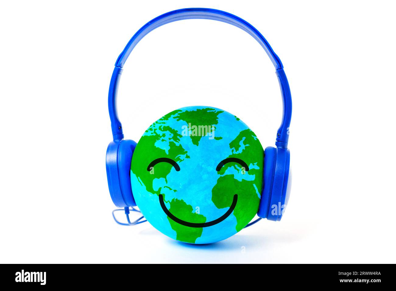 Personaggio del mondo felice immerso nell'ascolto con le cuffie blu isolate su bianco. Concetto di scoperta musicale internazionale. Foto Stock