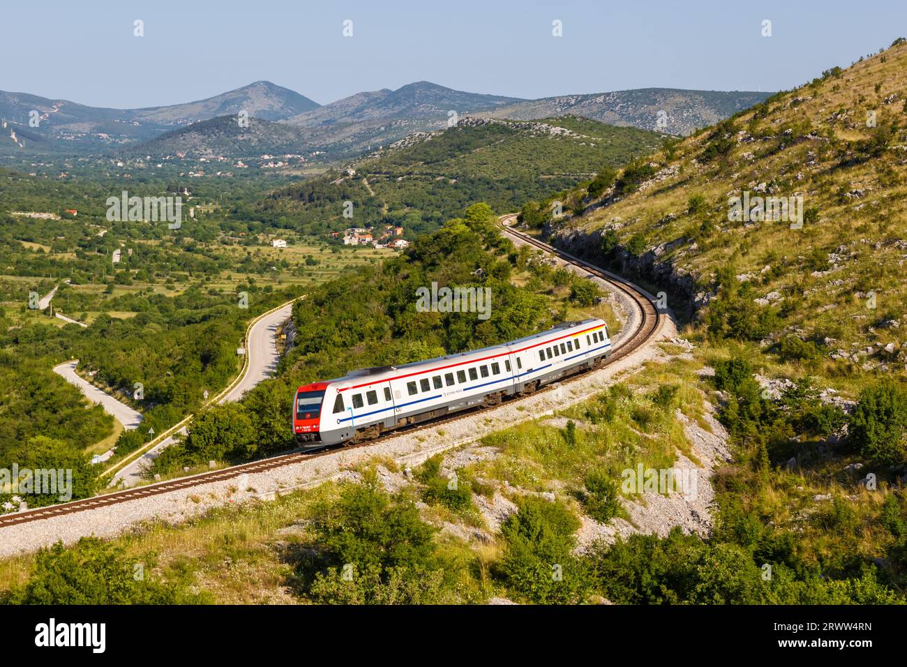 Prgomet, Croazia - 1 giugno 2023: Treno pendolare con sistema inclinabile delle ferrovie croate Hrvatske Zeljeznice vicino a Prgomet, Croazia. Foto Stock