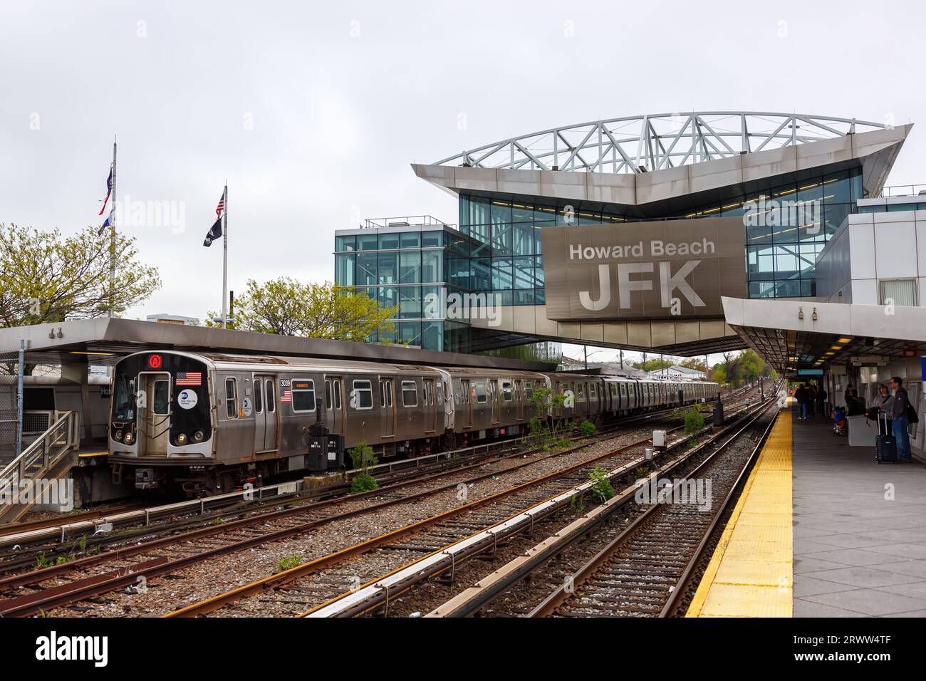 New York City, Stati Uniti - 30 aprile 2023: Howard Beach, stazione della metropolitana JFK A Line, trasporti pubblici A New York, Stati Uniti. Foto Stock