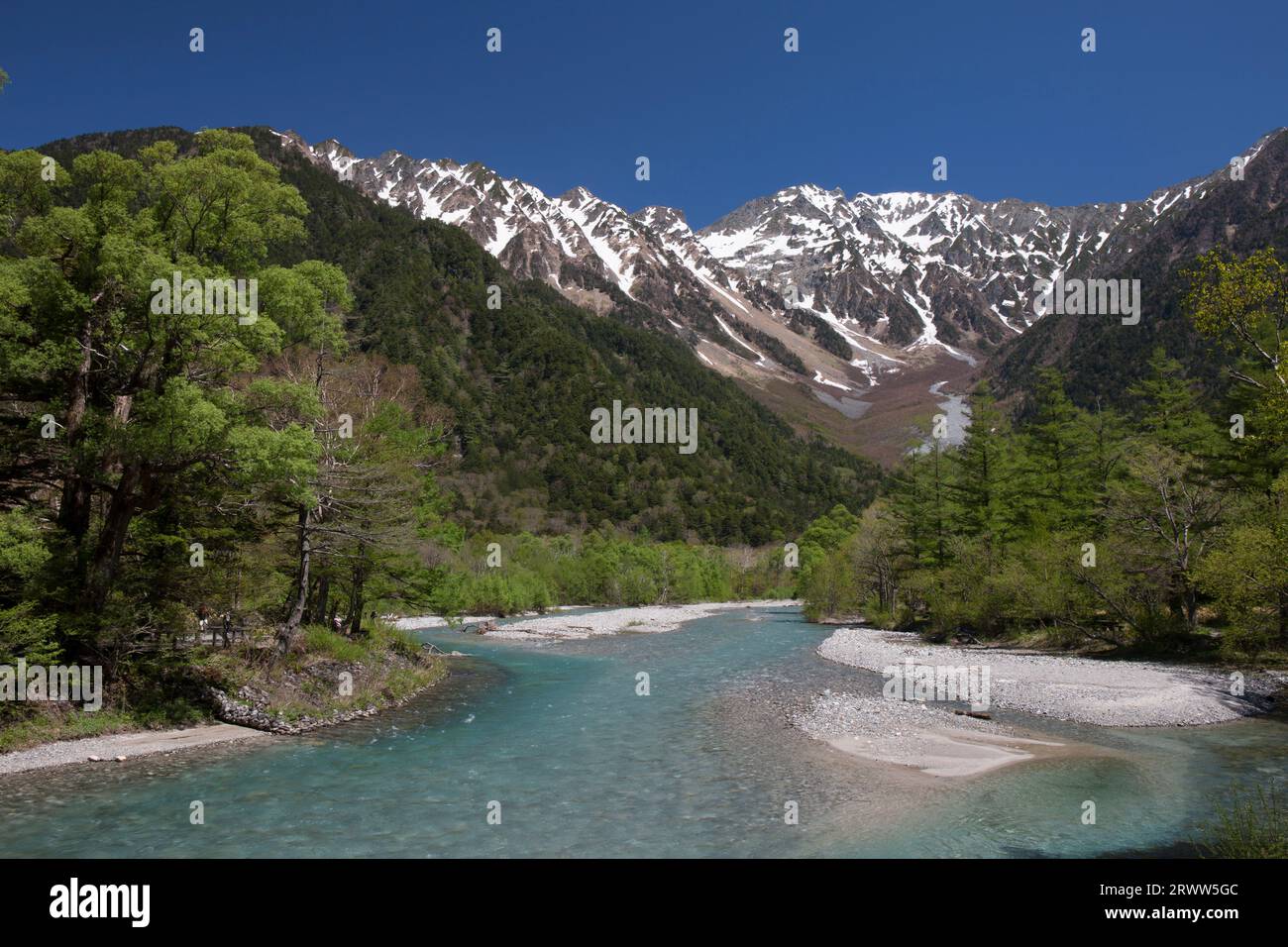La catena montuosa Hotaka vista dal ponte Kappabashi Foto Stock