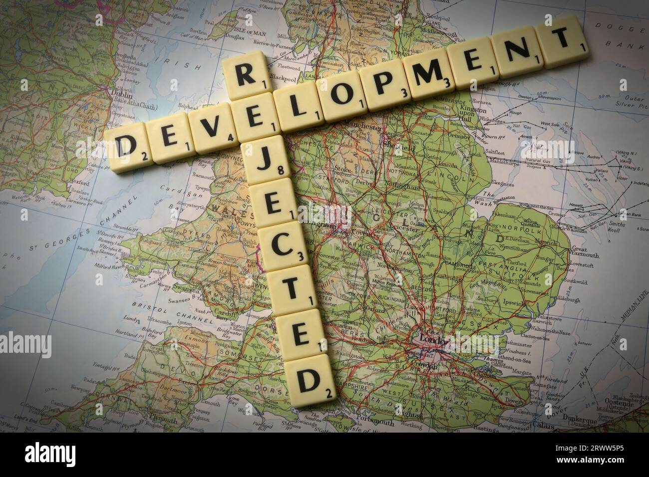 Lo sviluppo rifiutato è scritto in lettere e parole di Scrabble su una mappa dell'Inghilterra - sviluppo locale e controllo degli edifici Foto Stock