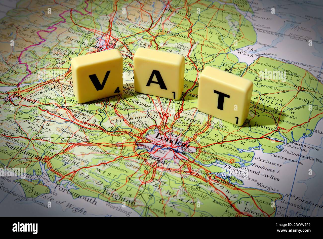 IVA l'imposta sul valore aggiunto per l'acquisto, indicata in lettere Scrabble su una mappa di Inghilterra, Gran Bretagna, Regno Unito Foto Stock