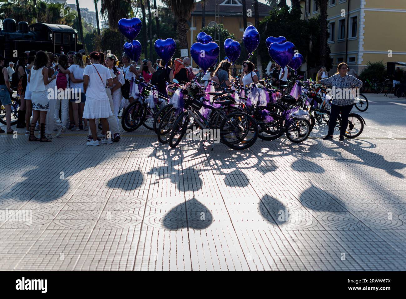 Ombre da ballon a forma di cuore sulla strada per motociclisti durante l'evento "Fancy Women Bike Ride" nella città di Adana, paese della Turchia. 09.17.2023 Foto Stock