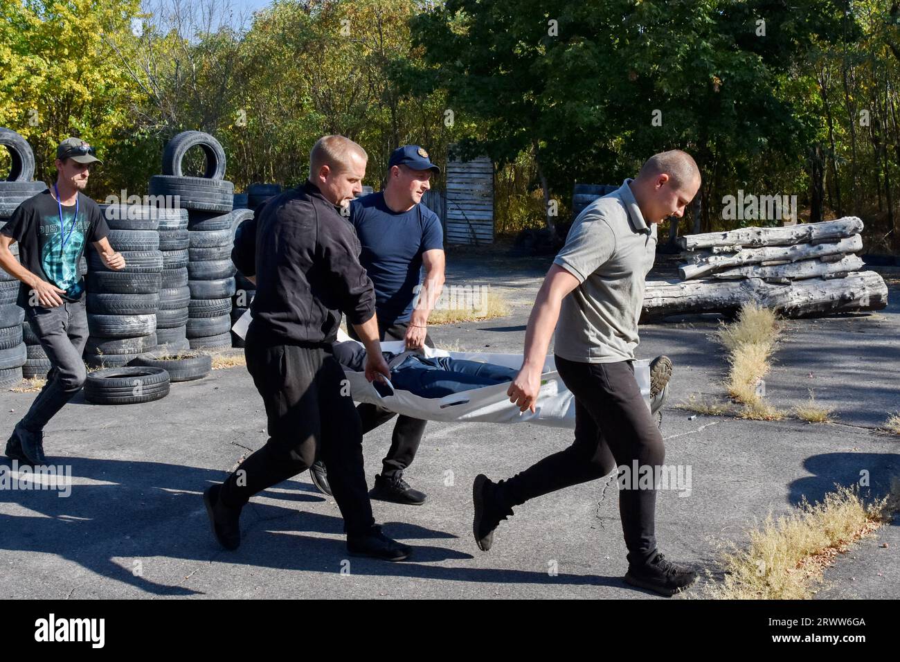 Gli operatori di emergenza ucraini sono visti durante una parte teorica della formazione l'evacuazione medica di una potenziale persona ferita durante la pratica nel centro di volontariato "paramedico / vita nelle tue mani" a Zaporizhzhia. A ovest dell'Oblast' di Zaporizhzhia, le perdite delle truppe russe sono aumentate in modo significativo, e vi è una carenza di unità pronte al combattimento che il comando potrebbe trasferire in questa sezione del fronte. Fonte: Institute for the Study of War. Gli analisti hanno notato che le forze armate russe hanno cercato di condurre contrattacchi nella sezione meridionale del fronte vicino a Robotyne, che Foto Stock