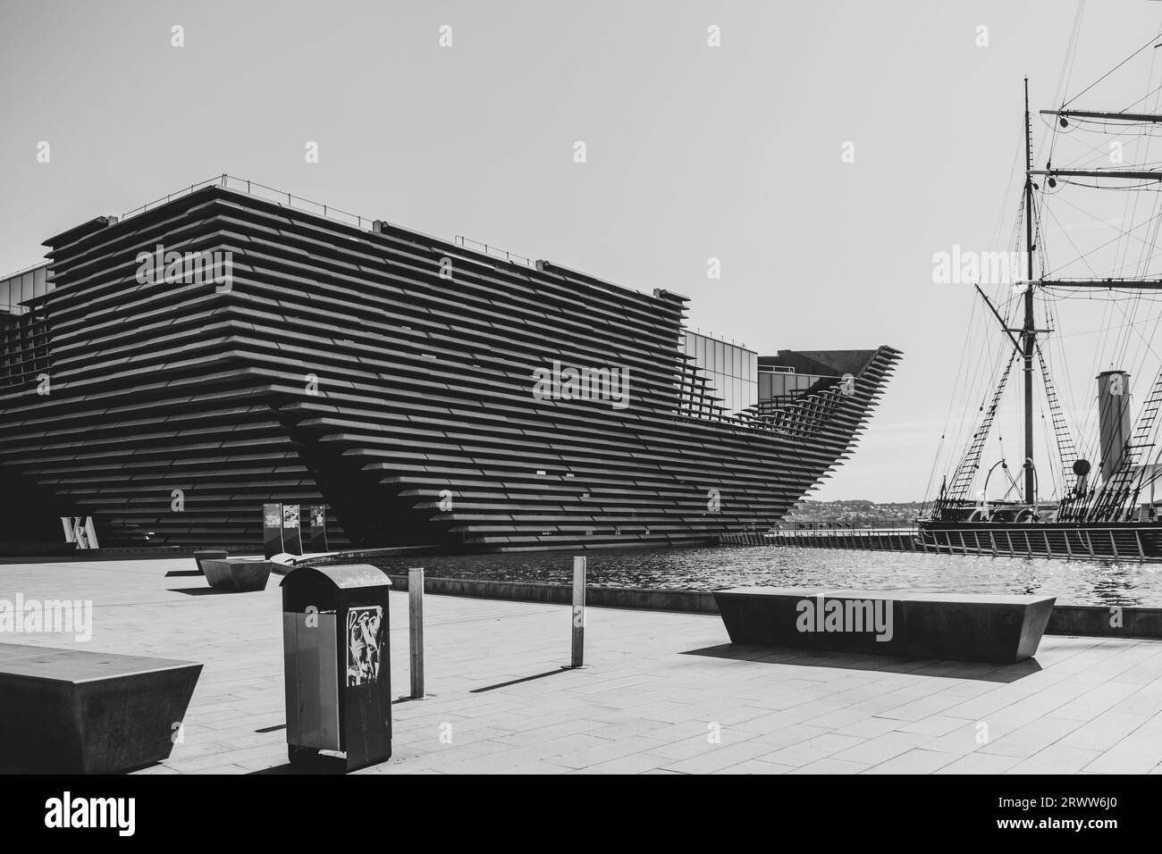 Il V&A Museum Dundee - accanto alla nave RRS Discovery che l'esploratore Scott & Shakleton usò nel loro viaggio in Antartide nel 1901. Foto Stock