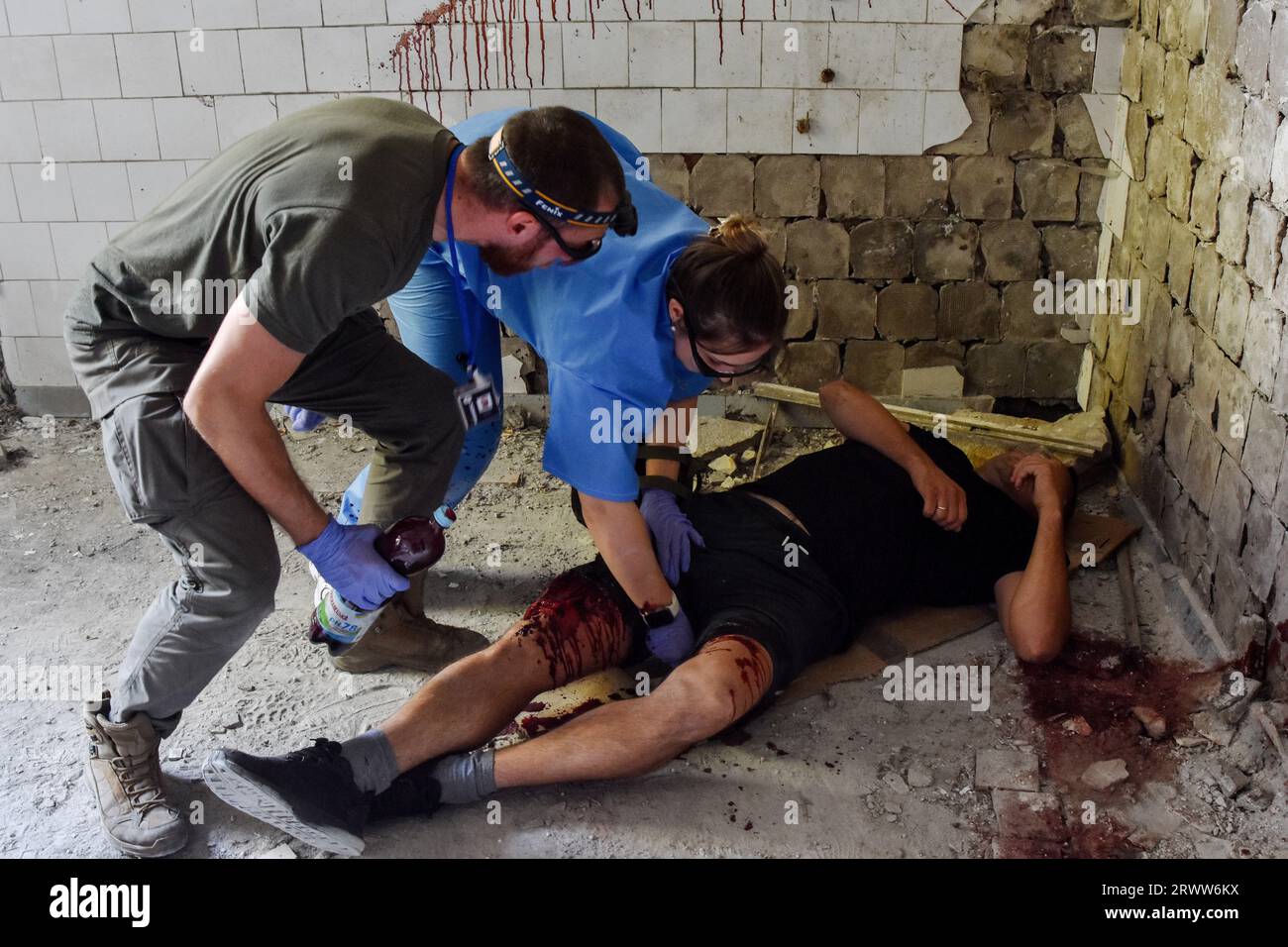 Gli operatori di emergenza ucraini sono visti durante una parte pratica della formazione l'evacuazione medica di una potenziale persona ferita durante la pratica nel centro di volontariato "paramedico / vita nelle tue mani" a Zaporizhzhia. A ovest dell'Oblast' di Zaporizhzhia, le perdite delle truppe russe sono aumentate in modo significativo, e vi è una carenza di unità pronte al combattimento che il comando potrebbe trasferire in questa sezione del fronte. Fonte: Institute for the Study of War. Gli analisti hanno notato che le forze armate russe hanno cercato di condurre contrattacchi nella sezione meridionale del fronte vicino a Robotyne, che ex Foto Stock