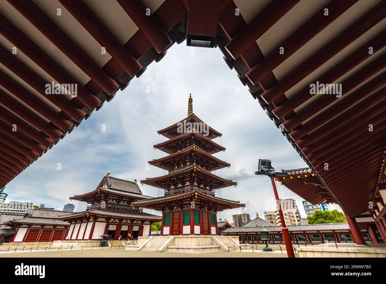 Tempio buddista Shi-Tennoji / Pagoda a cinque piani Foto Stock