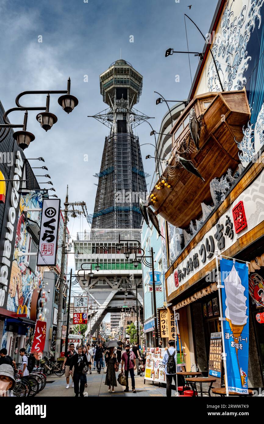 L'area del centro di Osaka è affollata di turisti stranieri Foto Stock