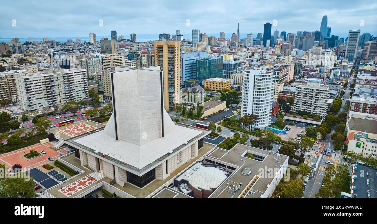 Cattedrale aerea di Santa Maria Assunta con grattacieli del centro di San Francisco Foto Stock