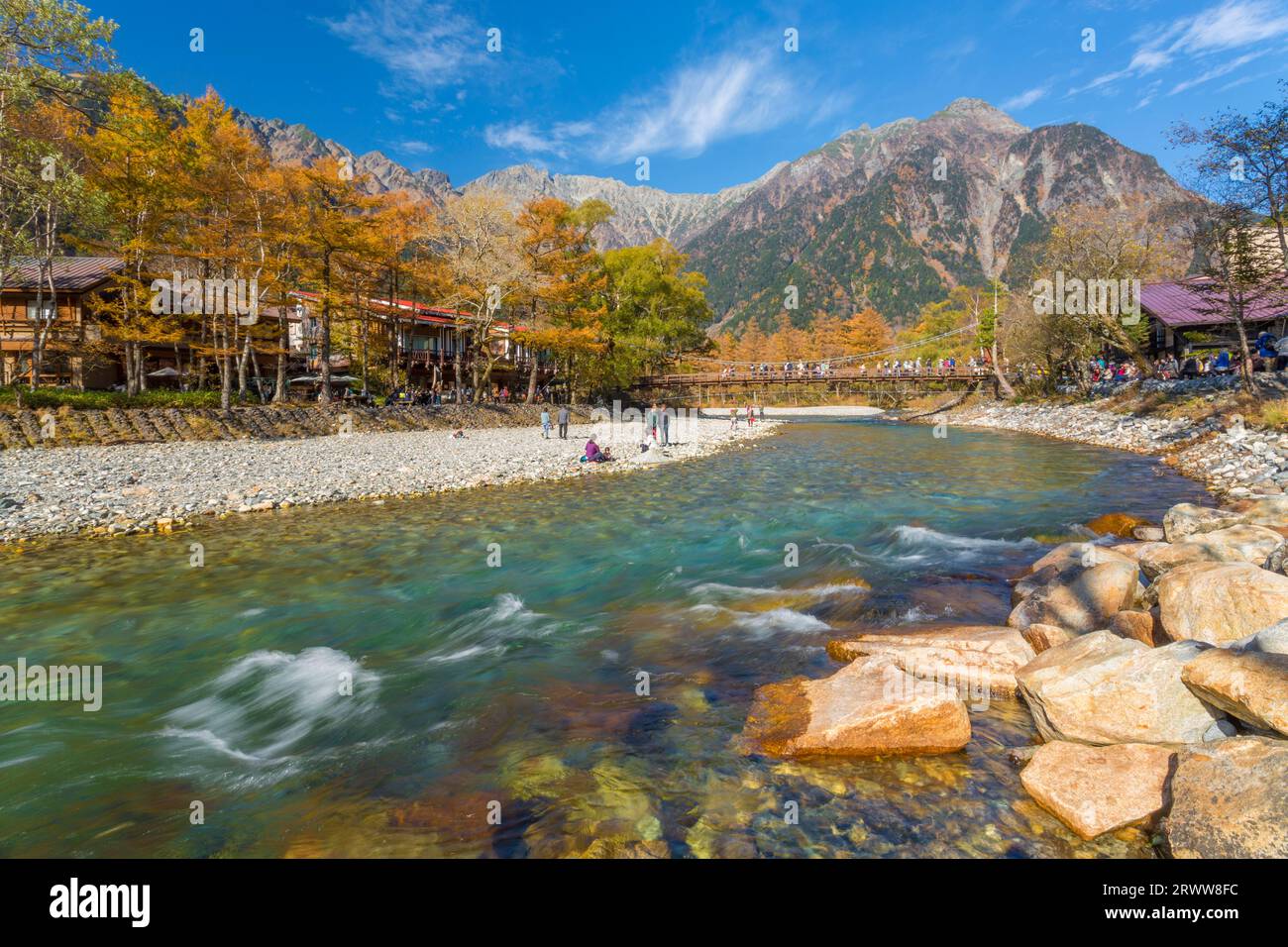 Le vette dell'Hotaka e il fiume Azusa Foto Stock