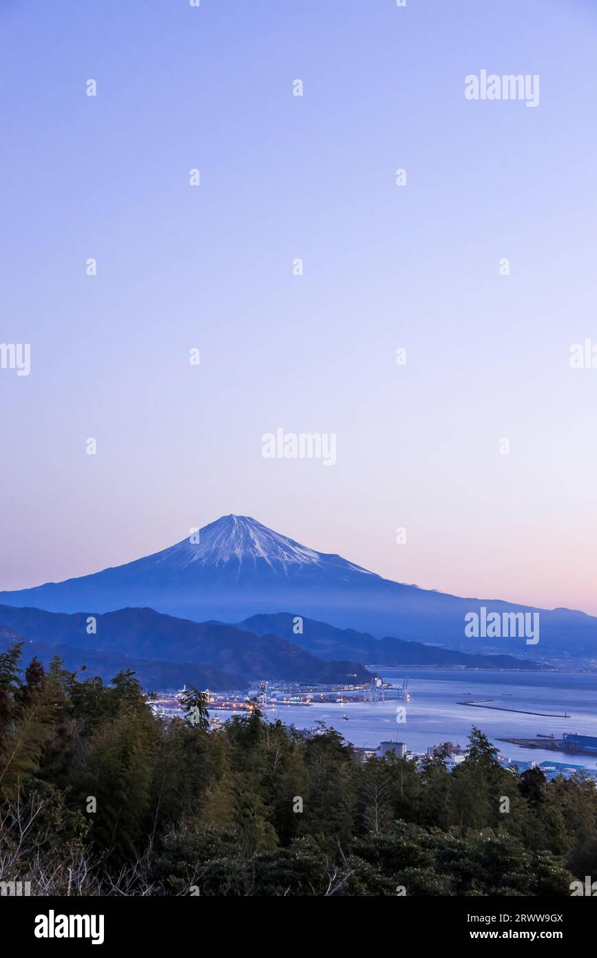 Fuji sopra il porto di Shimizu al bagliore del mattino Foto Stock