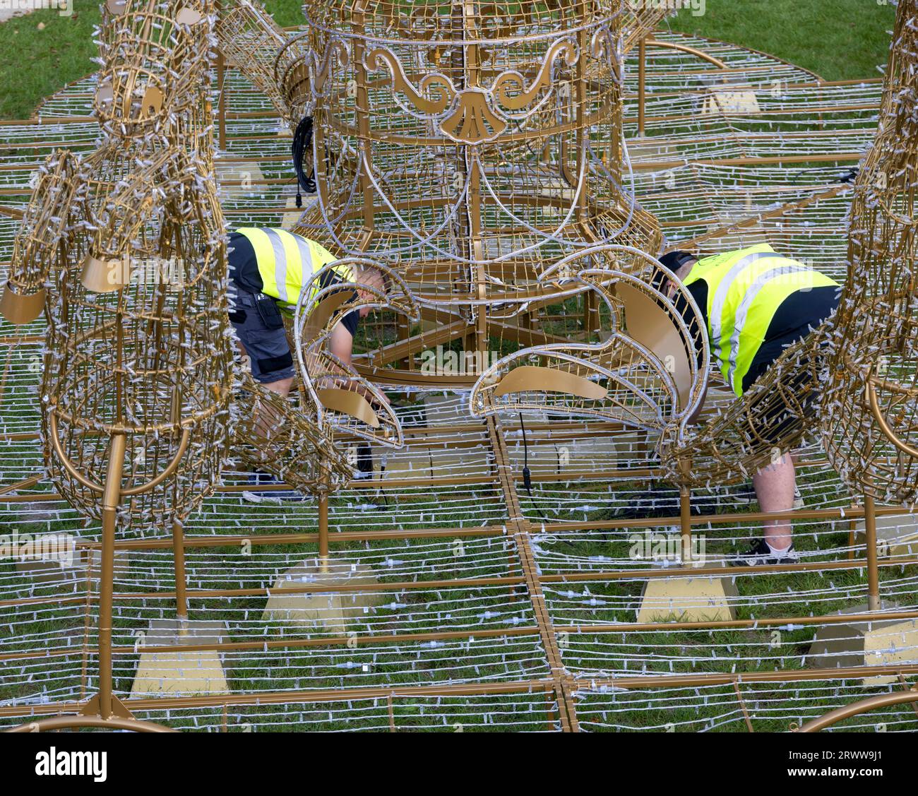 Operai che fissano un'esposizione di luci nei giardini del Palazzo Wilanow, Varsavia, Polonia Foto Stock