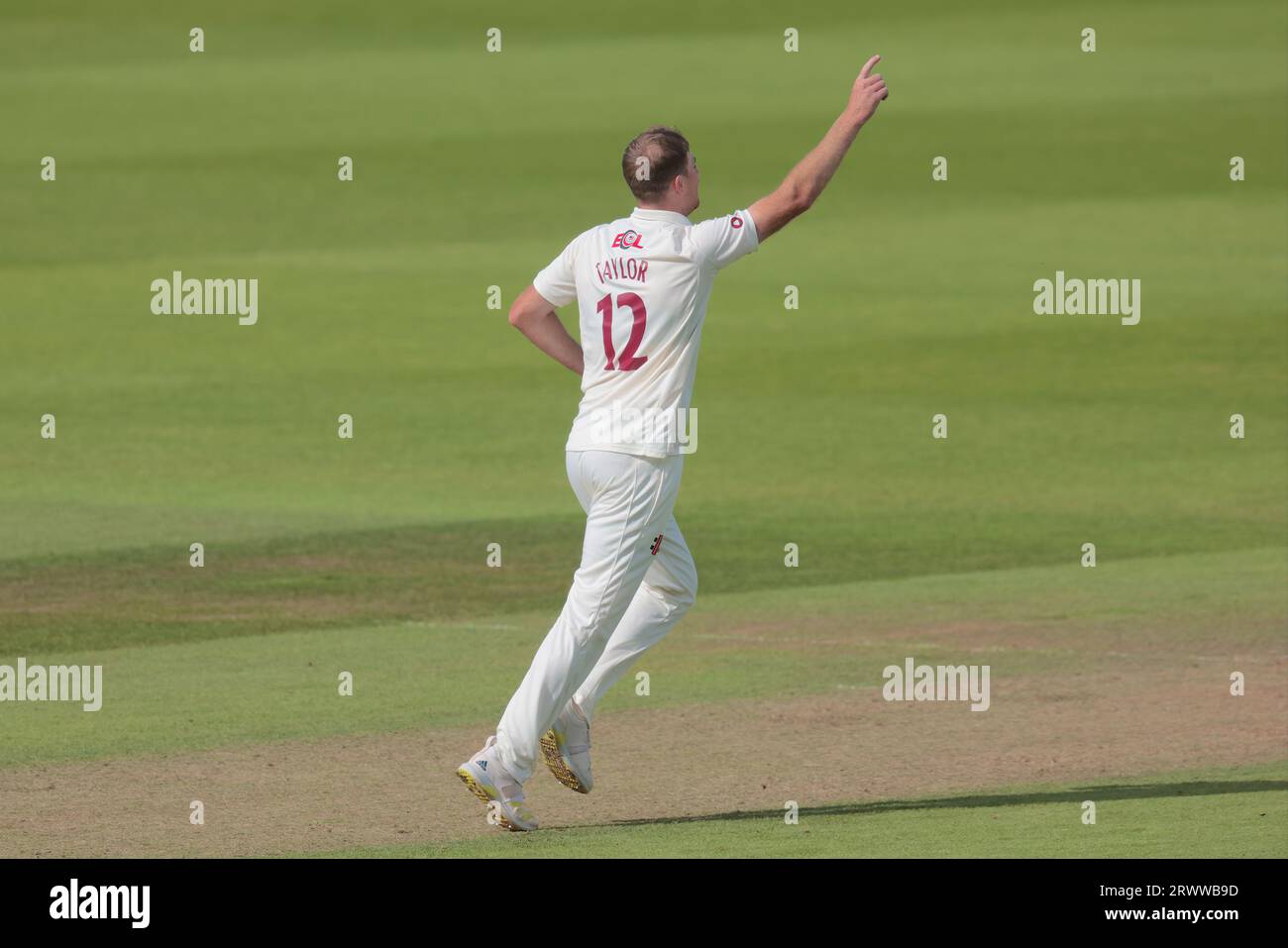 Londra, Regno Unito. 21 settembre 2023. Tom Taylor del Northamptonshire festeggia dopo aver preso il wicket di Rory Burns da Emilio Gay per 11 mentre Surrey affronta Northamptonshire nel County Championship al Kia Oval, giorno tre. Credito: David Rowe/Alamy Live News Foto Stock