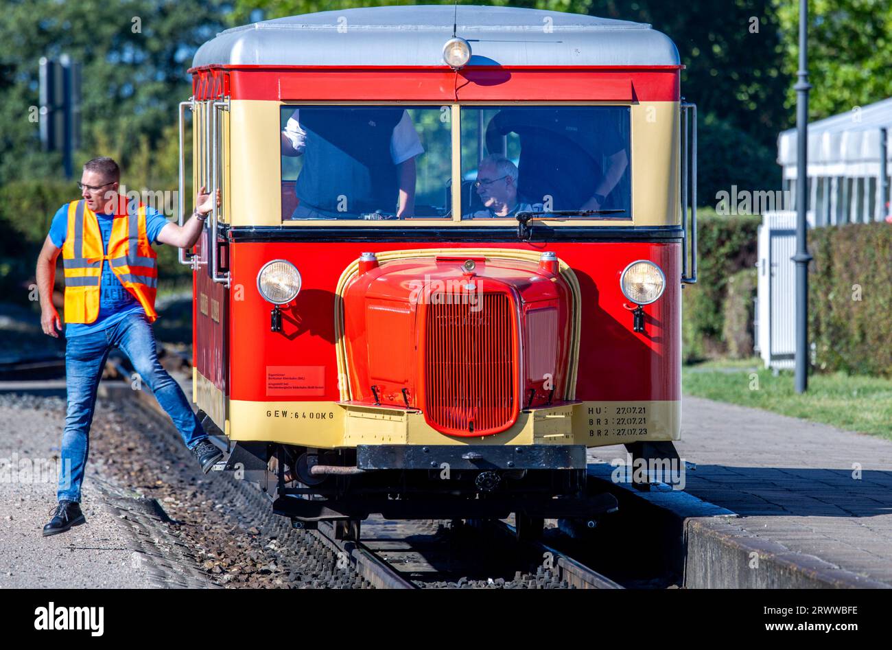 21 settembre 2023, Meclemburgo-Pomerania occidentale, Kühlungsborn: La ferrovia T1 della Borkumer Kleinbahn, la cosiddetta "Schweineschnäuzchen", è preparata per il viaggio di apertura sulla linea a scartamento ridotto della Kleinbahn molli nella stazione. Dal 21.09.2023 al 01.10.2023, il bus ferroviario costruito nel 1940 presso la fabbrica di carri Wismar percorrerà la rete a scartamento ridotto di 900 mm del Meclemburgo Bäderbahn molli. Foto: Jens Büttner/dpa Foto Stock