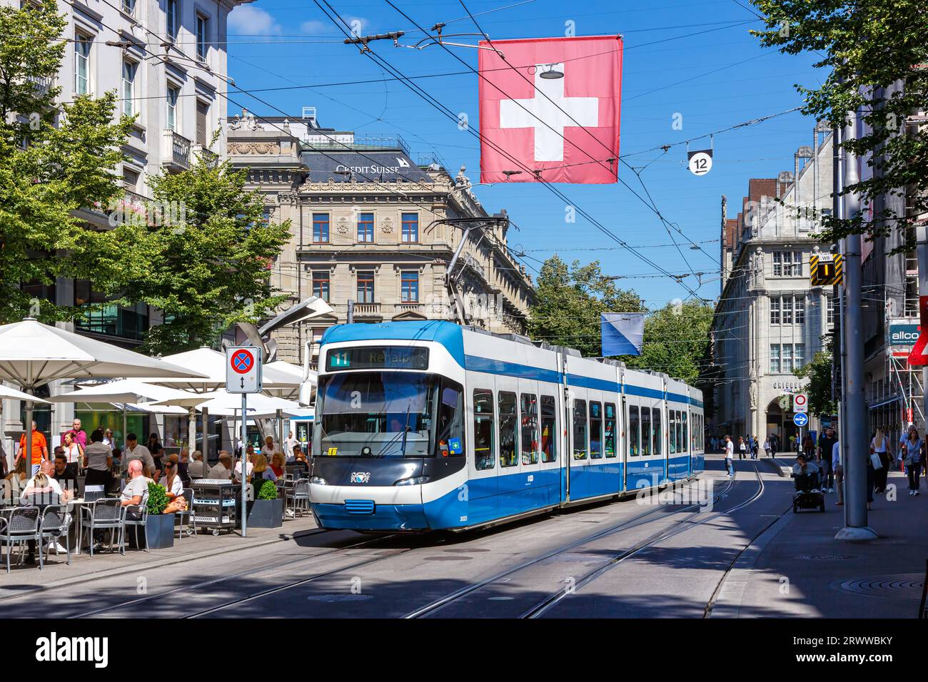 Zurigo, Svizzera - 10 agosto 2023: Bahnhofstrasse con tram tipo Cobra-tram trasporto pubblico nella città di Zurigo, Svizzera. Foto Stock