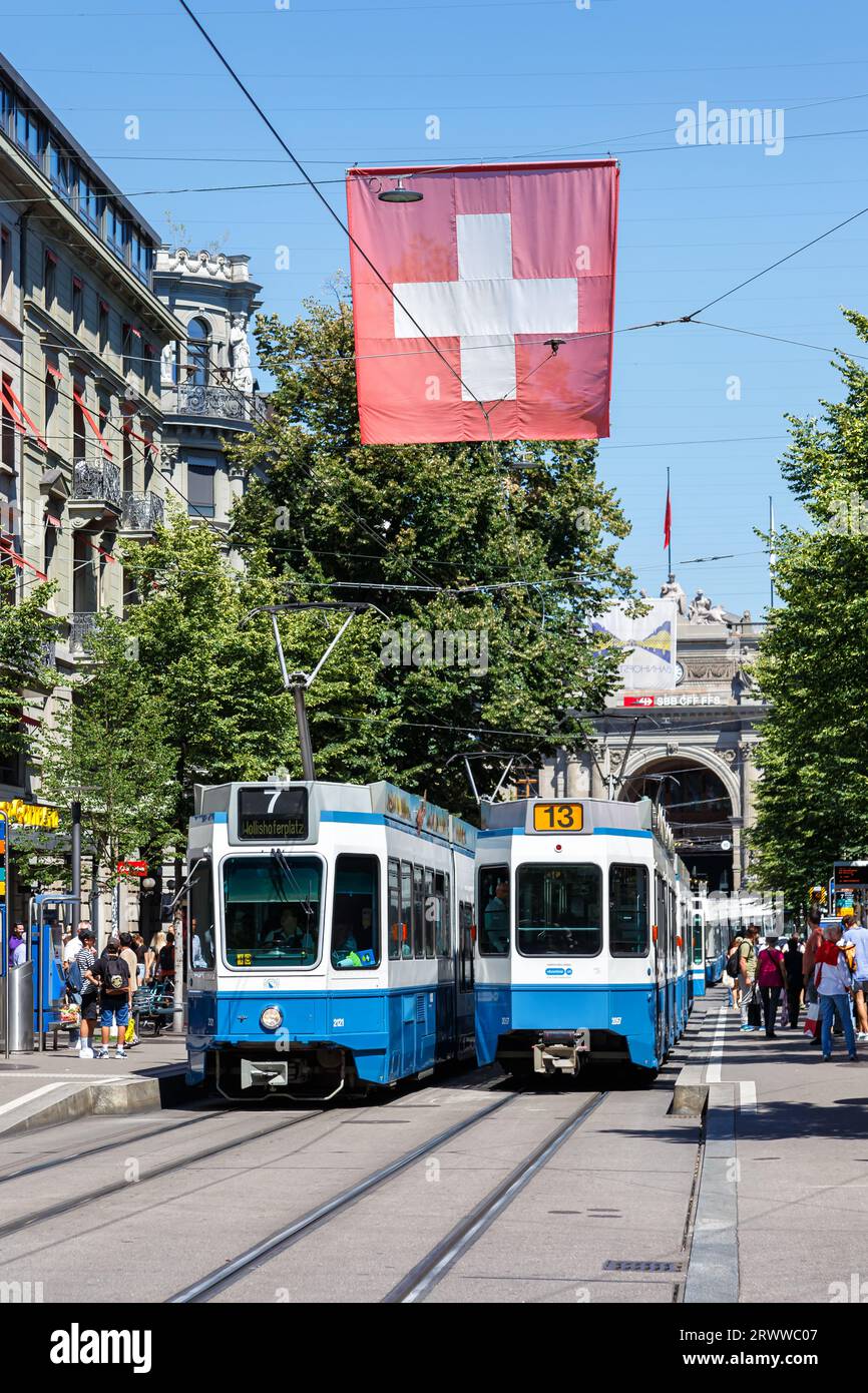 Zurigo, Svizzera - 10 agosto 2023: Bahnhofstrasse con tram 2000 mezzi pubblici nella città di Zurigo, Svizzera. Foto Stock