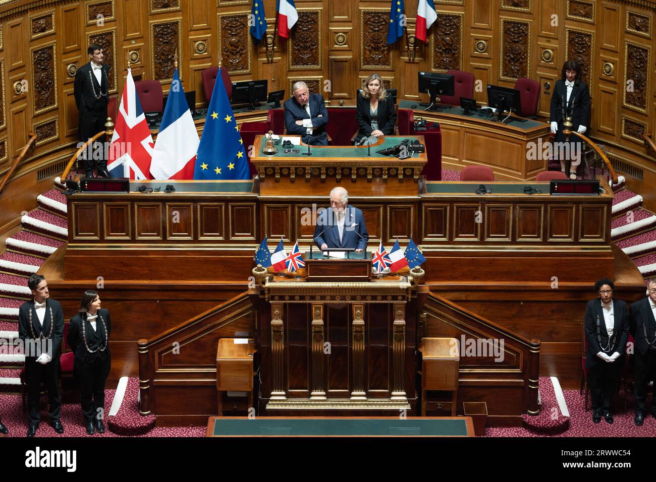 Il re britannico Carlo III si rivolge ai senatori e ai membri dell