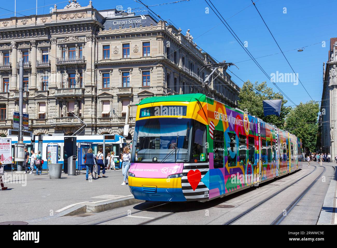 Zurigo, Svizzera - 10 agosto 2023: Bahnhofstrasse con tram tipo Cobra-tram trasporto pubblico a Paradeplatz nella città di Zurigo, Svizzera. Foto Stock