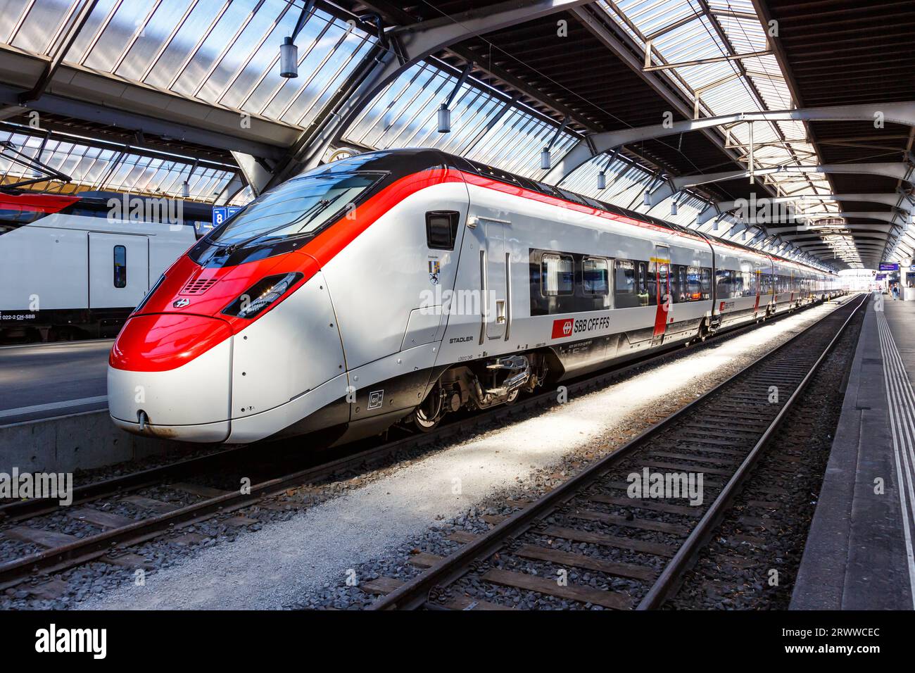 Zurigo, Svizzera - 10 agosto 2023: Treno passeggeri di tipo Giruno con Stadler Rail della FFS Schweizerische Bundesbahnen presso la stazione ferroviaria principale di Zuric Foto Stock