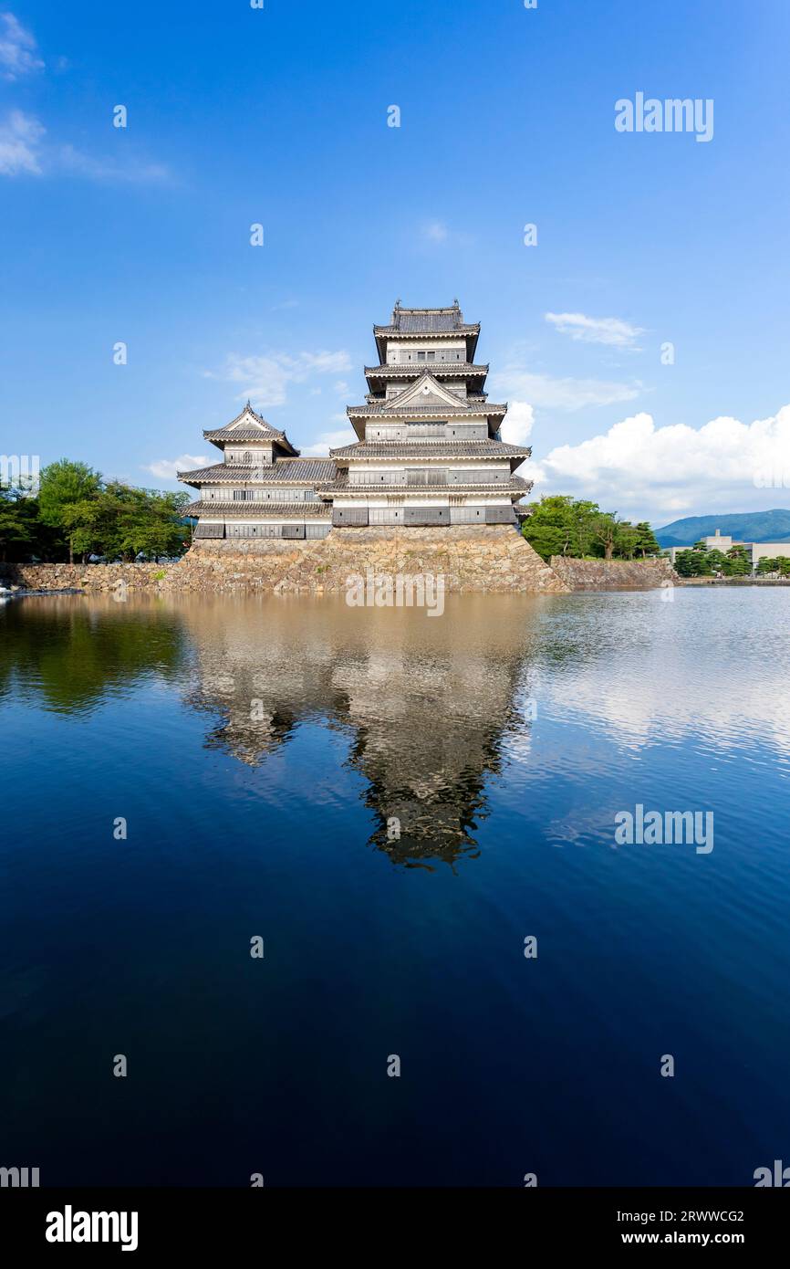 Il castello di Matsumoto si riflette nel fossato, nella prefettura di Nagano Foto Stock