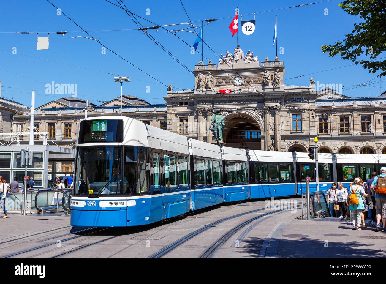 Zurigo, Svizzera - 10 agosto 2023: Bahnhofstrasse con tram tipo Bombardier Flexity 2 trasporto pubblico nella città di Zurigo, Svizzera. Foto Stock