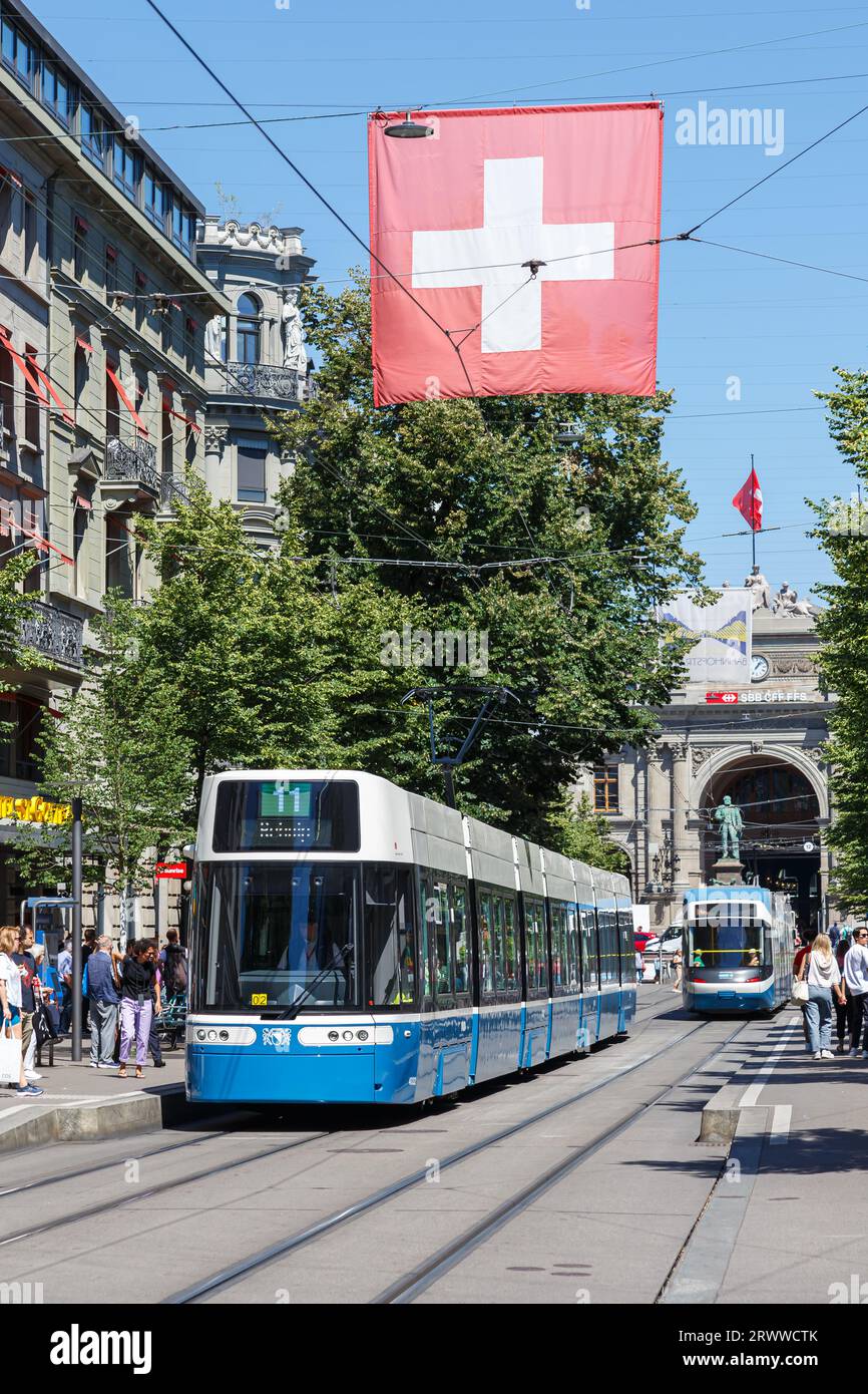 Zurigo, Svizzera - 10 agosto 2023: Bahnhofstrasse con tram tipo Bombardier Flexity 2 trasporto pubblico nella città di Zurigo, Svizzera. Foto Stock