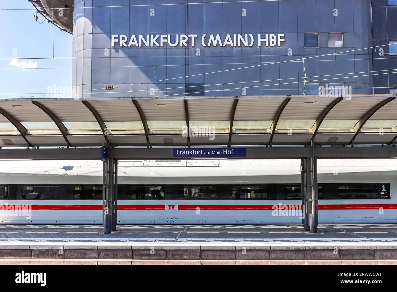 Francoforte, Germania - 18 luglio 2023: Treno ad alta velocità ICE della DB Deutsche Bahn presso la stazione ferroviaria principale di Francoforte, Germania. Foto Stock