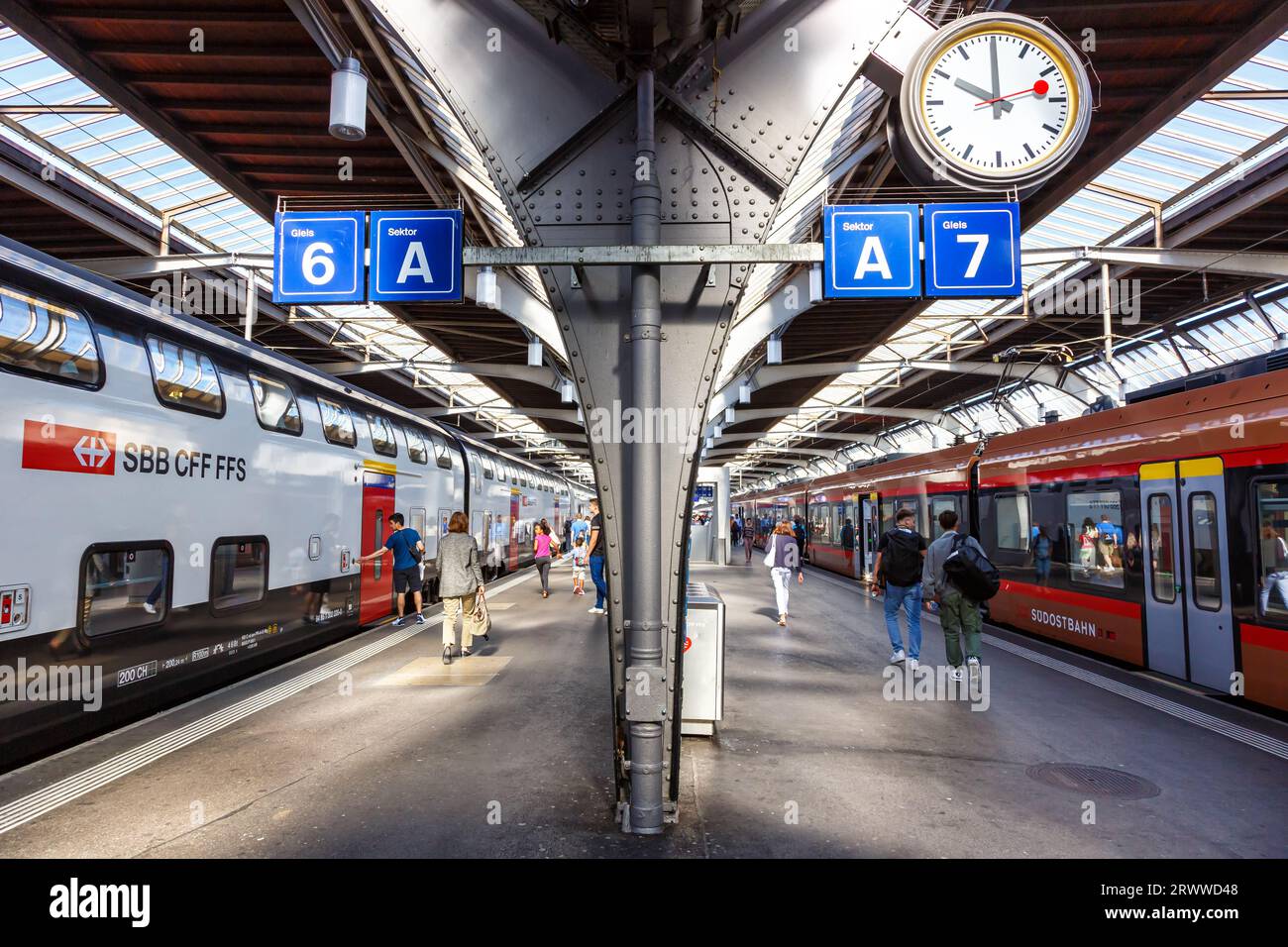 Zurigo, Svizzera - 10 agosto 2023: Treni passeggeri delle FFS Schweizerische Bundesbahnen e Südostbahn presso la stazione ferroviaria centrale di Zurigo, Svizzera Foto Stock