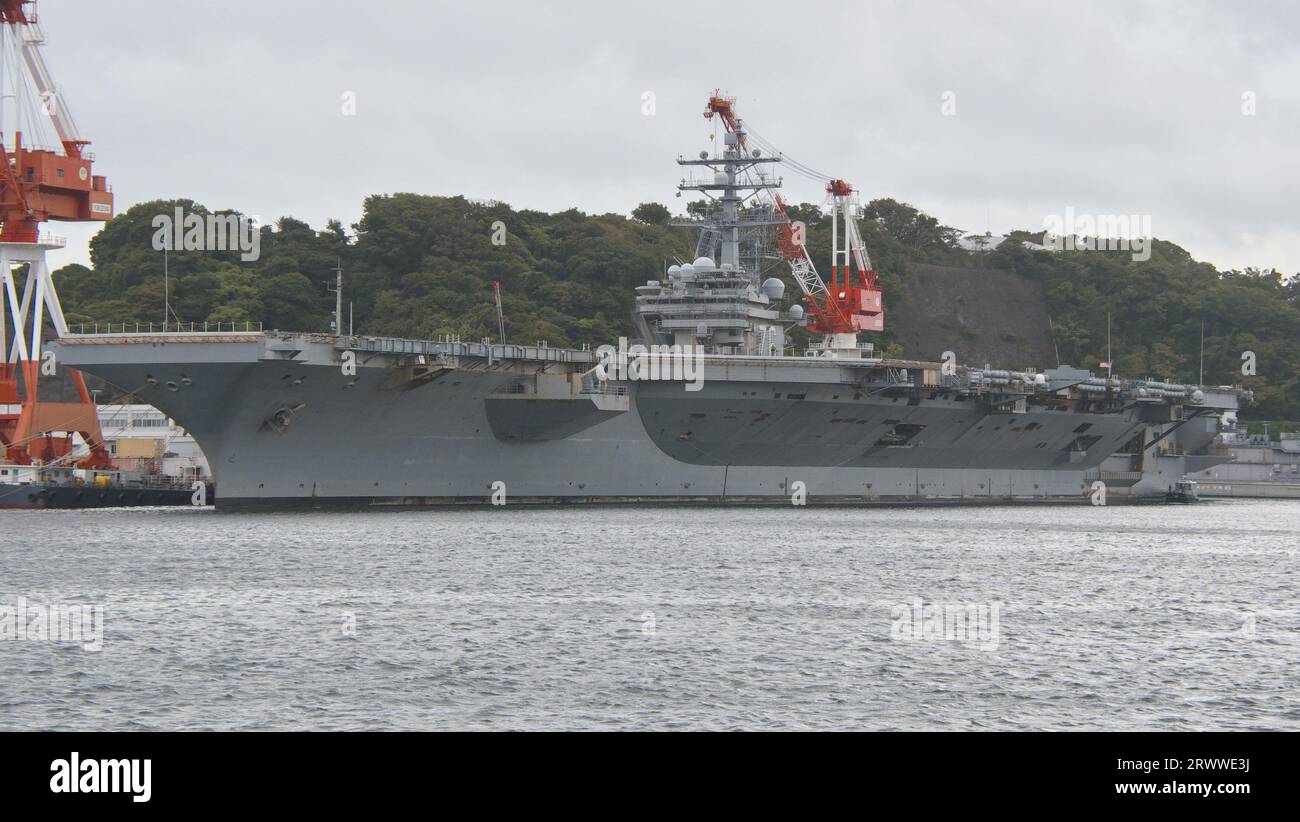 Yokusuka, Giappone. 21 settembre 2023. La portaerei di classe Nimitz USS Ronald Reagan (CVN 76) è ancorata alla Fleet Activities Yokosuka nella prefettura di Kanagawa, in Giappone, giovedì 21 settembre 2023. Foto di Keizo Mori/UPI Credit: UPI/Alamy Live News Foto Stock