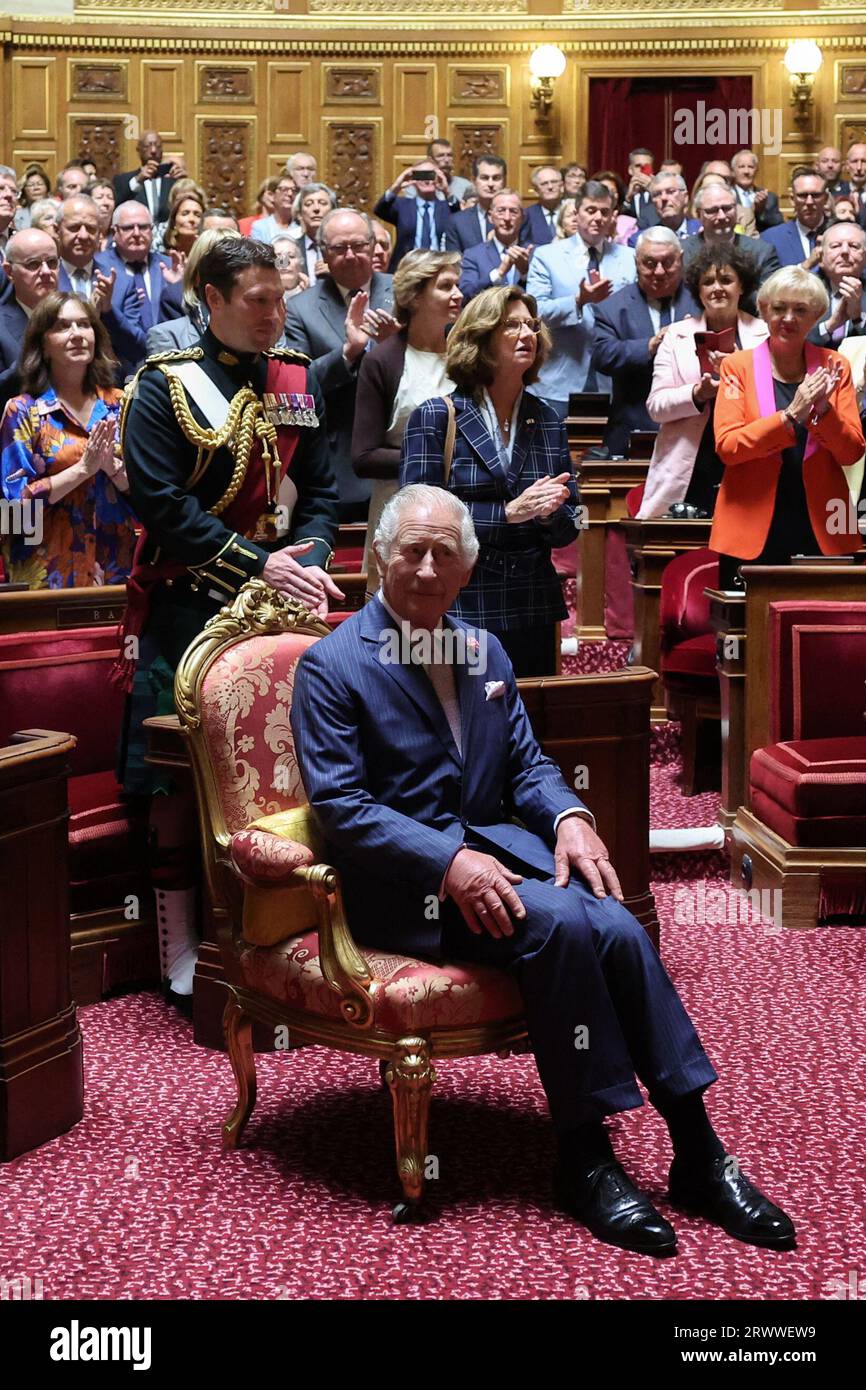 Parigi, Francia. 21 settembre 2023. I senatori francesi e i membri dell'Assemblea nazionale salutano il re Carlo al Senato francese a Parigi il 21 settembre 2023. Il re britannico Carlo III e sua moglie la regina Camilla sono in visita di stato di tre giorni a partire dal 20 settembre 2023 a Parigi e Bordeaux, sei mesi dopo le rivolte e gli scioperi forzarono il rinvio dell'ultimo minuto della sua prima visita di stato come re. Foto di Emmanuel Dunand/Pool/ABACAPRESS.COM credito: Abaca Press/Alamy Live News Foto Stock