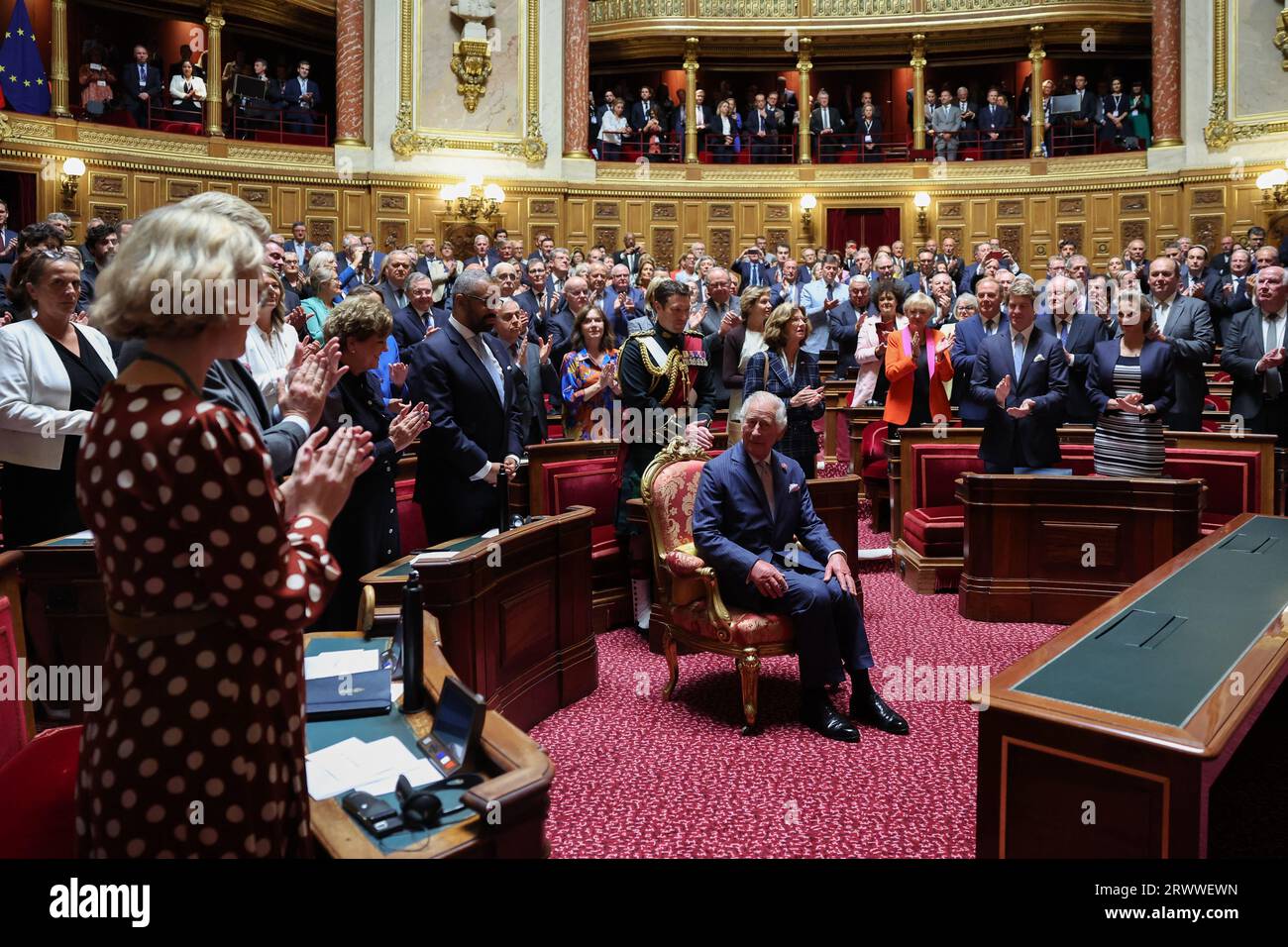 Parigi, Francia. 21 settembre 2023. I senatori francesi e i membri dell'Assemblea nazionale salutano il re Carlo al Senato francese a Parigi il 21 settembre 2023. Il re britannico Carlo III e sua moglie la regina Camilla sono in visita di stato di tre giorni a partire dal 20 settembre 2023 a Parigi e Bordeaux, sei mesi dopo le rivolte e gli scioperi forzarono il rinvio dell'ultimo minuto della sua prima visita di stato come re. Foto di Emmanuel Dunand/Pool/ABACAPRESS.COM credito: Abaca Press/Alamy Live News Foto Stock