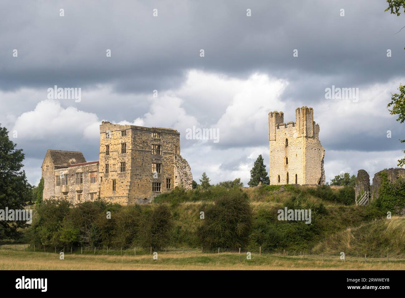 Le rovine del castello di Helmsley, North Yorkshire, Inghilterra, Regno Unito Foto Stock