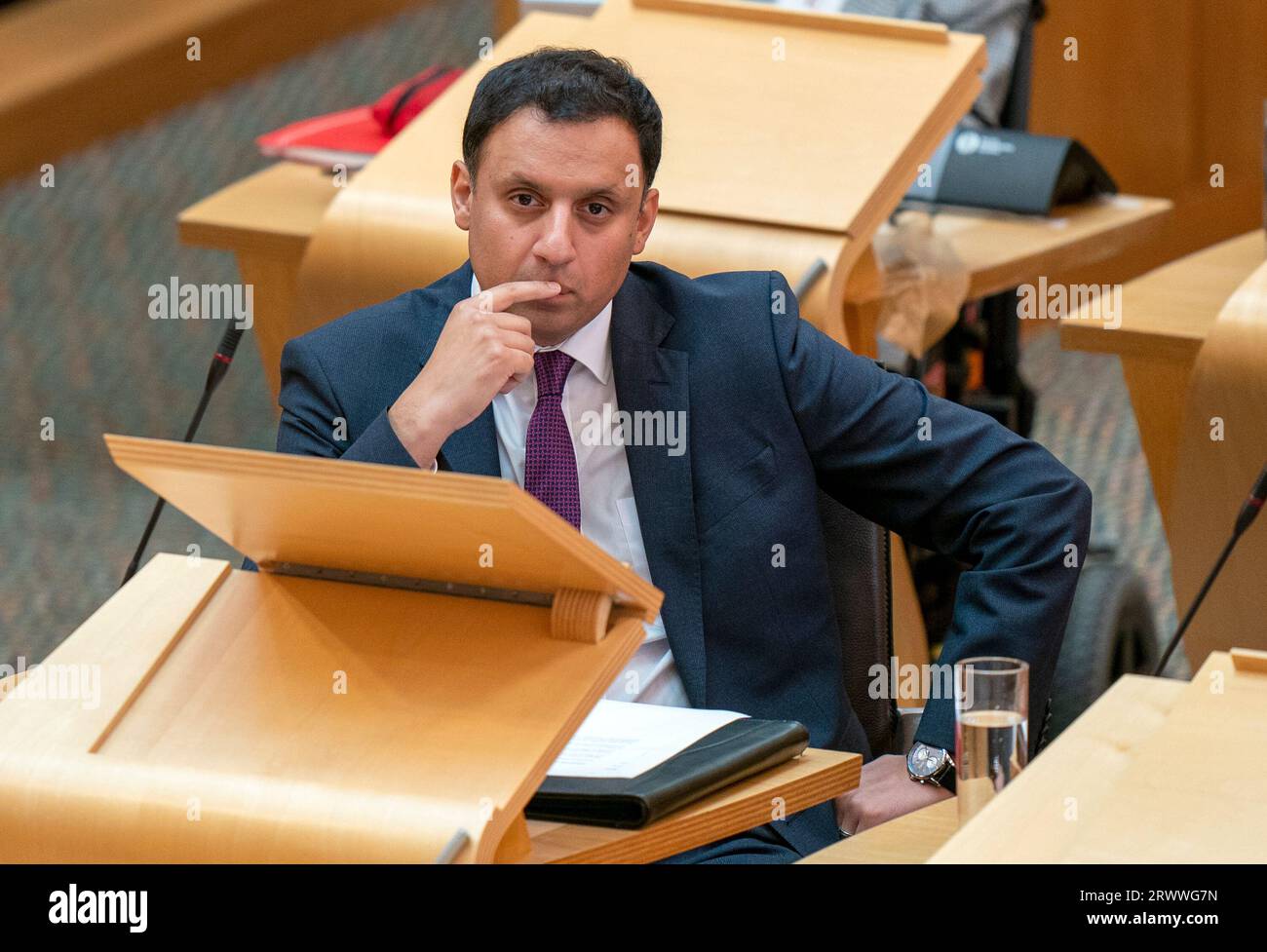 Il leader laburista scozzese Anas Sarwar durante le domande della First Minster al Parlamento scozzese a Holyrood, Edimburgo. Data foto: Giovedì 21 settembre 2023. Foto Stock