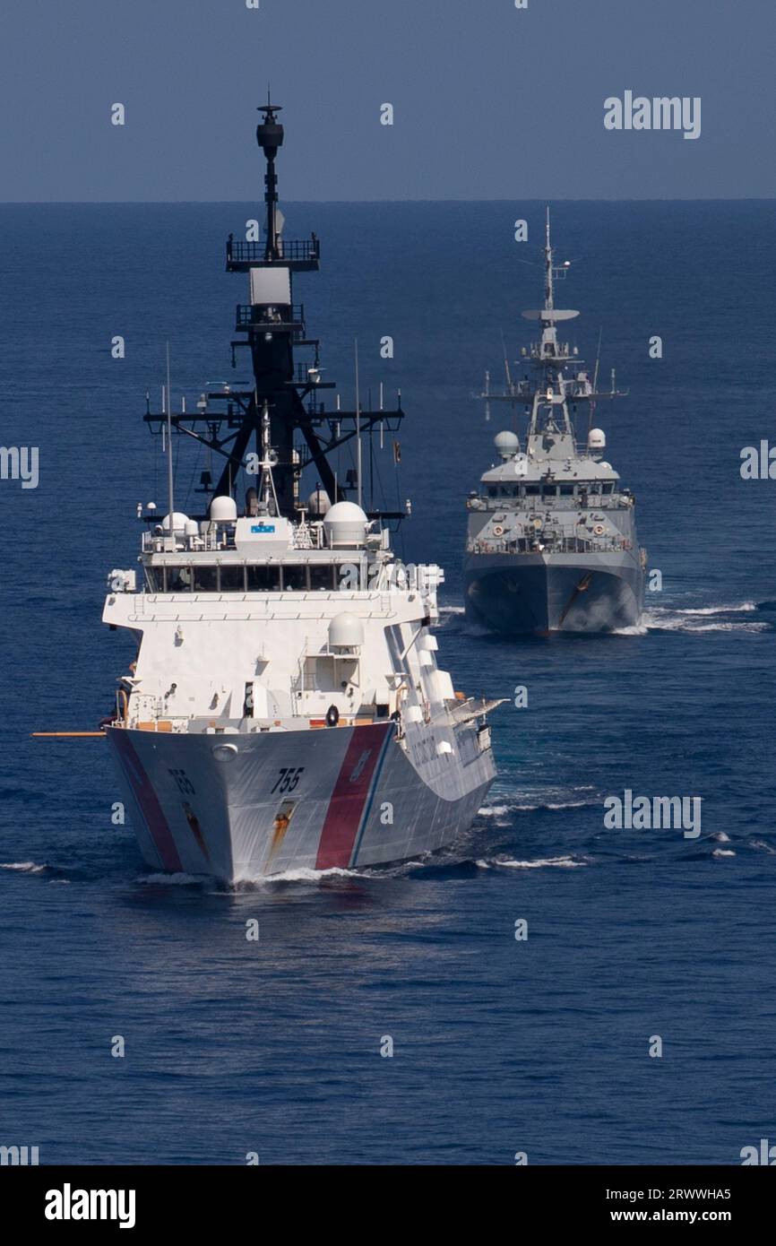 Mar Cinese meridionale, acque internazionali. 17 settembre 2023. Il cutter USCGC Munro, a sinistra, della U.S. Coast Guard Legend, conduce manovre navali coordinate con la nave di pattugliamento offshore classe River della Royal Navy HMS Spey, il 17 settembre 2023, nel Mar Cinese meridionale. Credito: CPO Brett Cote/US Navy Photo/Alamy Live News Foto Stock