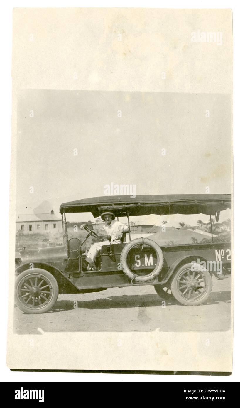 Alfred Tamlin è seduto al volante di un piccolo camion, con i lati aperti e una tettoia che si estende sulla cabina e sul retro. Il carrello è verniciato S.M. n. 2. Foto Stock