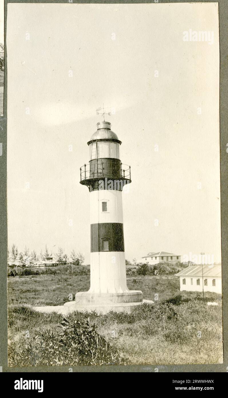 Un uomo europeo indossa il cappello, oscurando il suo volto, mentre si rivolge verso il fotografo dopo aver ricevuto la presentazione di una coppa d'argento da un uomo in uniforme da ufficiale militare. Una folla può essere vista sullo sfondo del recinto dei vincitori all'Ippodromo di Kariokor. Didascalia del manoscritto originale: Presentazione da H.E. a H.Tarlton Scudiero. Febbraio 1919. Foto Stock