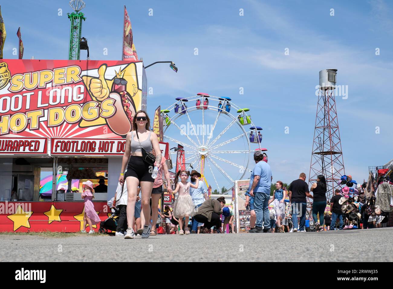 Le persone che cavalcano su una giostra con altalena rotante nel parco divertimenti le giostre con altalena sono le prime forme di giostre. Esistevano nell'antica Bisanzio e sono stati fatti con corde e cestini Playland PNE Canada 09.09.2023 Foto Stock