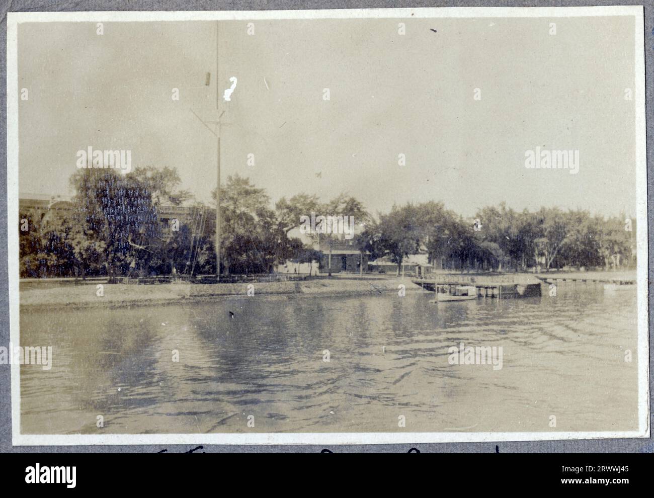 Foto del grande bungalow dei Bungeys a Kabete. Vista sul prato, con May Bungey fuori dalla casa. Didascalia del manoscritto originale: Kabete 1924. Foto Stock