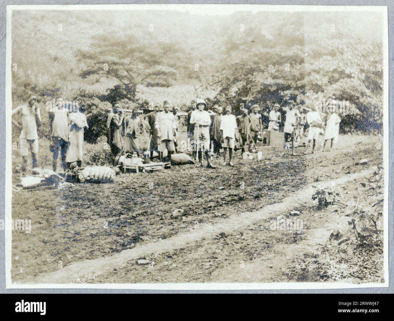 La signora Bungey si trova sul fianco di una carrozza ferroviaria dell'Uganda. Parte di una serie di cinque stampe dal titolo "Trip to Maseno near Kisumu 1916". Didascalia del testo originale: Presa alla stazione di Kibos. Foto Stock