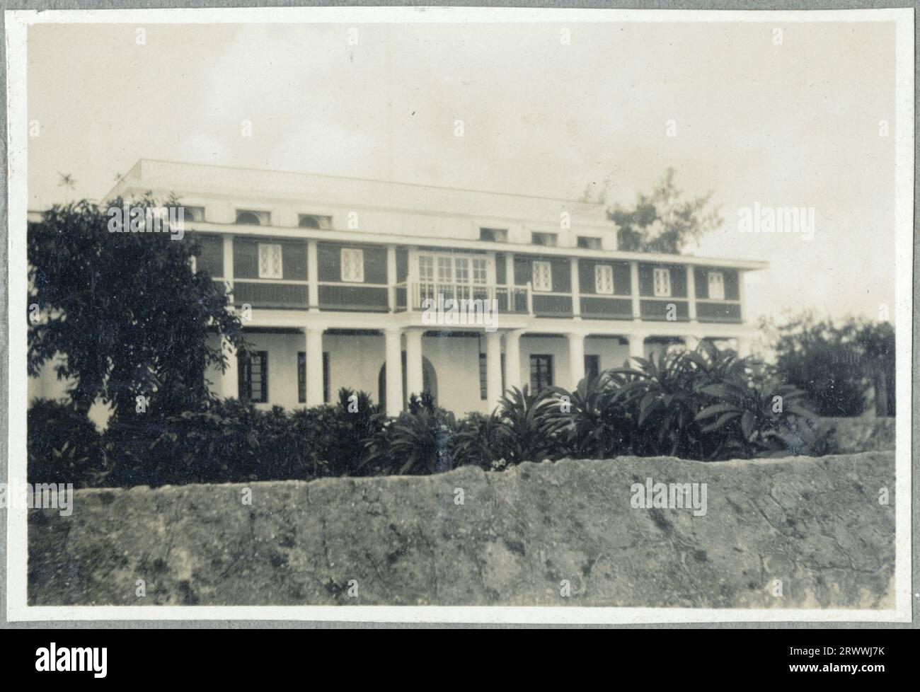 Vista a distanza della baia, con Fort Jesus che si affaccia sul porto e alberi in primo piano. Didascalia originale del manoscritto: Porto di Mombasa con "forte". Foto Stock