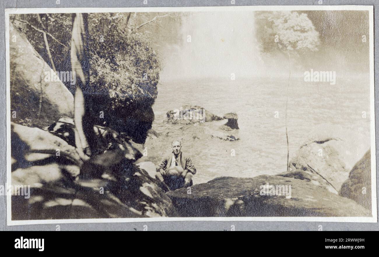 Una banda militare di soldati africani dei King's African Rifles, in piena uniforme, si mette all'attenzione con un ufficiale europeo al fronte. Sono raccolti fuori dalla stazione ferroviaria di Nairobi, che ha pile di bagagli impilati contro il suo muro. Didascalia del manoscritto originale: Drums & Bugles 2/2nd K.A.R. Nairobi Station 1917. Foto Stock