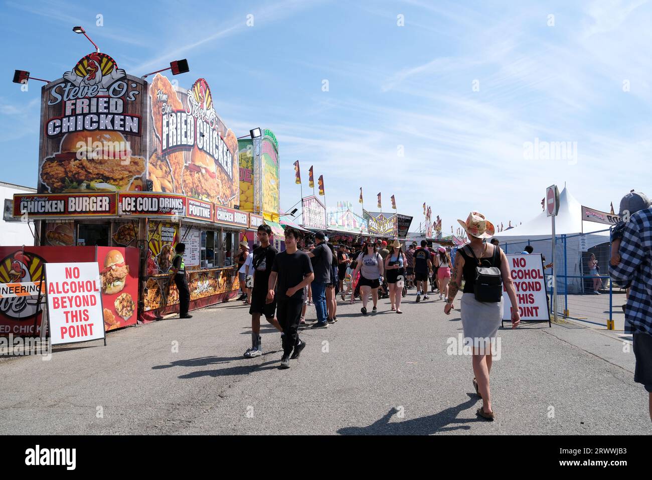 Le persone che cavalcano su una giostra con altalena rotante nel parco divertimenti le giostre con altalena sono le prime forme di giostre. Esistevano nell'antica Bisanzio e sono stati fatti con corde e cestini Playland PNE Canada 09.09.2023 Foto Stock