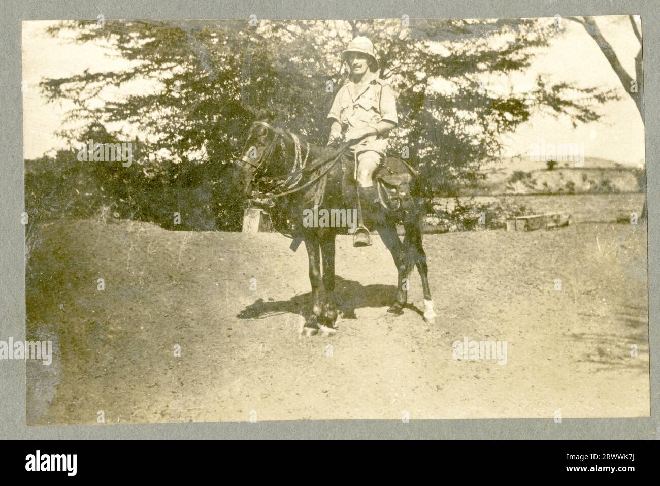 Una delle tre foto di un C.N. Jones a Jubaland, ora parte della Somalia, probabilmente durante la prima guerra mondiale. Questa immagine mostra il signor Jones a cavallo, indossa un'uniforme tropicale dell'esercito e un casco Pith. Didascalia pagina originale: C.N.Jone's [sic] in Juba Land. Africa orientale. Foto Stock