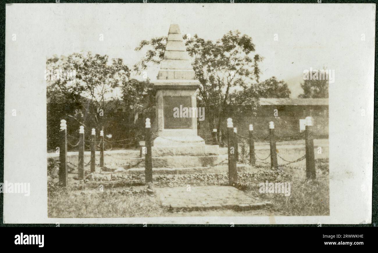 Vista del monumento commemorativo del KAR a Zomba ai soldati uccisi nel Somaliland c.1903-1907, costruito in pietra e circondato da una recinzione. Foto Stock